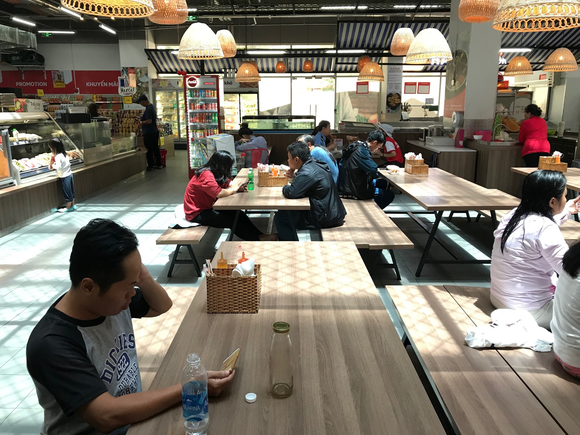 Siêu thị Auchan vắng vẻ sau tuyên bố rút khỏi Việt Nam, gấp rút xả hàng để đóng cửa đầu tháng 6 tới - Ảnh 5. Siêu thị Auchan vắng vẻ sau tuyên bố rút khỏi Việt Nam, gấp rút xả hàng để đóng cửa đầu tháng 6 tới - Ảnh 5.