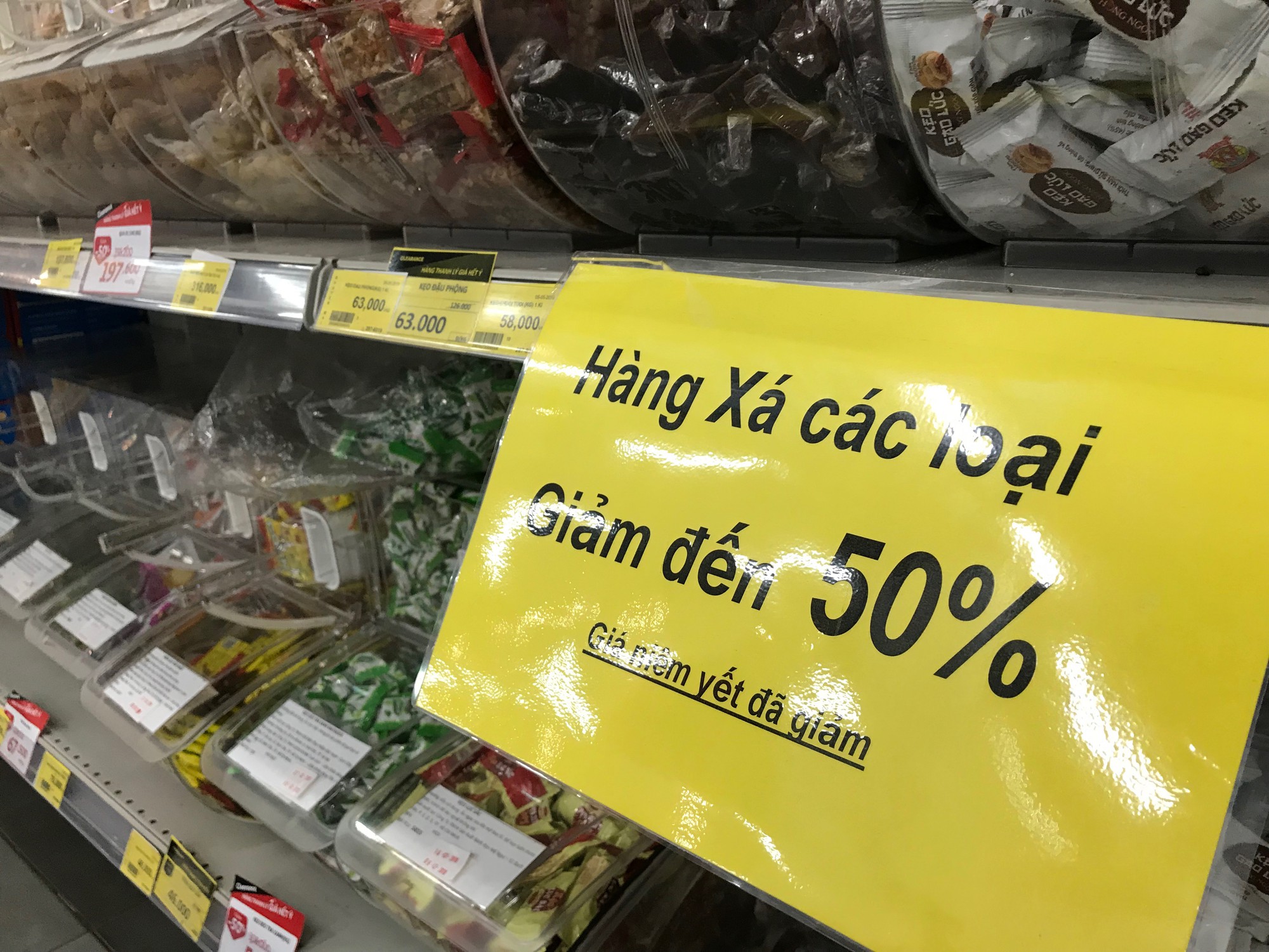 Siêu thị Auchan vắng vẻ sau tuyên bố rút khỏi Việt Nam, gấp rút xả hàng để đóng cửa đầu tháng 6 tới - Ảnh 4. Siêu thị Auchan vắng vẻ sau tuyên bố rút khỏi Việt Nam, gấp rút xả hàng để đóng cửa đầu tháng 6 tới - Ảnh 4.