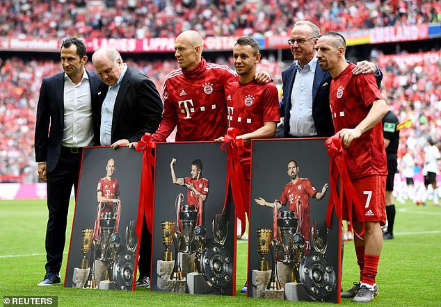 Bayern Munich vô địch Bundesliga, Robben ôm Ribery rơi nước mắt nói lời chia tay - Ảnh 1. Bayern Munich vô địch Bundesliga, Robben ôm Ribery rơi nước mắt nói lời chia tay - Ảnh 1.