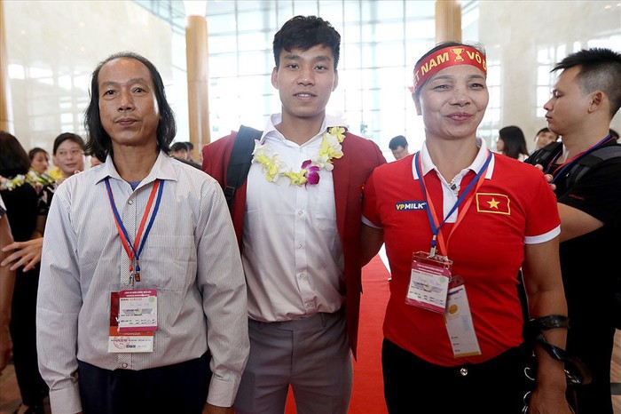 Rơi nước mắt chuyện mẹ Văn Thanh bán tóc, đóng tiền học cho con - Ảnh 1. Rơi nước mắt chuyện mẹ Văn Thanh bán tóc, đóng tiền học cho con - Ảnh 1.