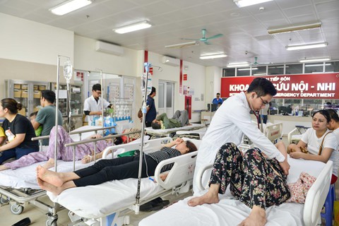 Bệnh nhân kêu gào trong phòng cấp cứu vì quá đau đầu ngày nắng nóng - Ảnh 1.
