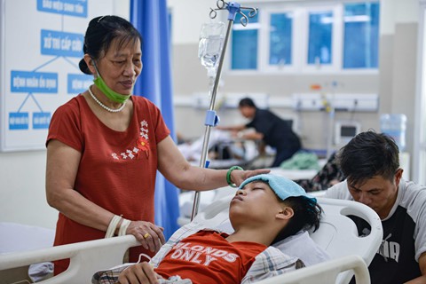 Bệnh nhân kêu gào trong phòng cấp cứu vì quá đau đầu ngày nắng nóng - Ảnh 11.