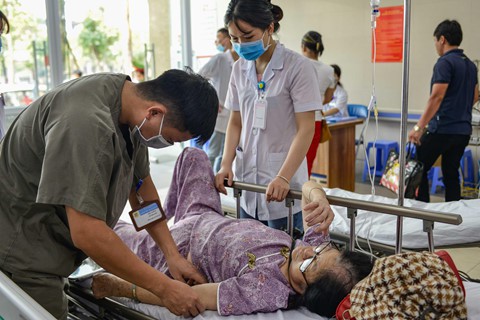 Bệnh nhân kêu gào trong phòng cấp cứu vì quá đau đầu ngày nắng nóng - Ảnh 13.