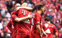 Bayern Munich vô địch Bundesliga, Robben ôm Ribery rơi nước mắt nói lời chia tay