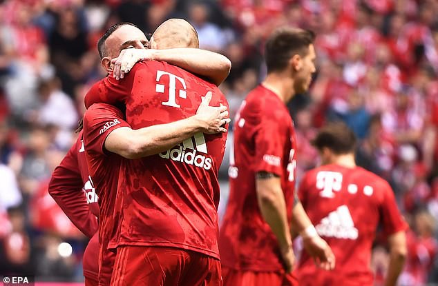 Bayern Munich vô địch Bundesliga, Robben ôm Ribery rơi nước mắt nói lời chia tay - Ảnh 2. Bayern Munich vô địch Bundesliga, Robben ôm Ribery rơi nước mắt nói lời chia tay - Ảnh 2.