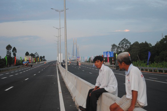 Người dân háo hức chờ lên cầu Vàm Cống - Ảnh 2. Người dân háo hức chờ lên cầu Vàm Cống - Ảnh 2.
