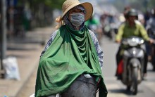 Hà Nội nóng hơn 40 độ C, tia cực tím liên tục vượt ngưỡng nguy hiểm