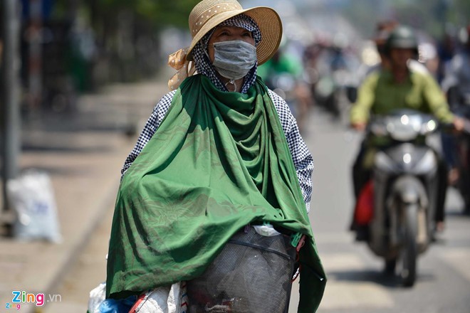 Hà Nội nóng hơn 40 độ C, tia cực tím liên tục vượt ngưỡng nguy hiểm - Ảnh 2. Hà Nội nóng hơn 40 độ C, tia cực tím liên tục vượt ngưỡng nguy hiểm - Ảnh 2.
