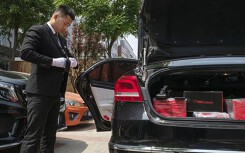 Đặt hàng xa xỉ qua mạng, shipper mặc như bán hàng đa cấp tại TQ
