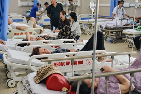Bệnh nhân kêu gào trong phòng cấp cứu vì quá đau đầu ngày nắng nóng - Ảnh 2.