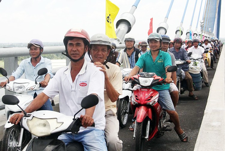 Dân miền Tây ùn ùn tham quan cầu Vàm Cống - Ảnh 2.