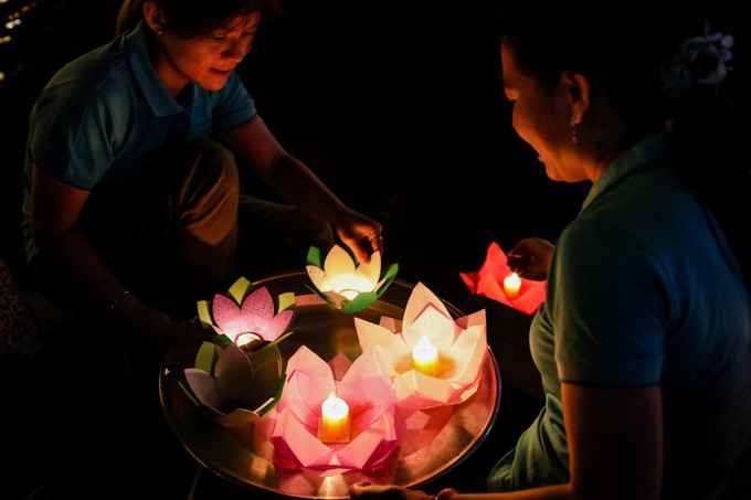 Hơn 5.000 hoa đăng cầu an thả xuống kênh Nhiêu Lộc - Ảnh 3. Hơn 5.000 hoa đăng cầu an thả xuống kênh Nhiêu Lộc - Ảnh 3.