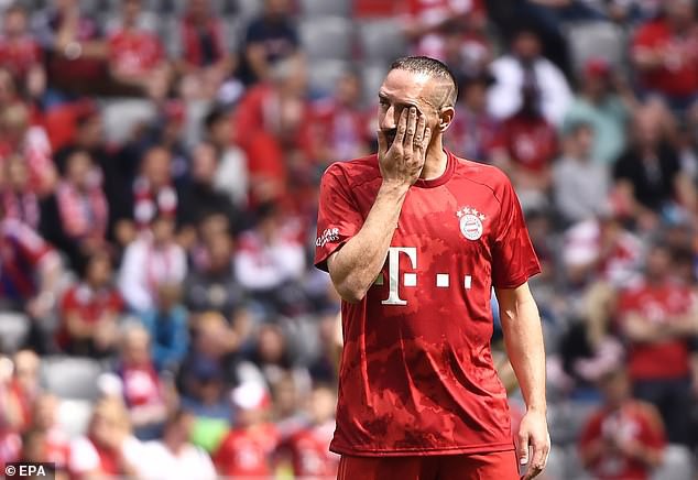 Bayern Munich vô địch Bundesliga, Robben ôm Ribery rơi nước mắt nói lời chia tay - Ảnh 4. Bayern Munich vô địch Bundesliga, Robben ôm Ribery rơi nước mắt nói lời chia tay - Ảnh 4.