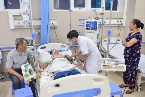 Bệnh nhân kêu gào trong phòng cấp cứu vì quá đau đầu ngày nắng nóng - Ảnh 4.