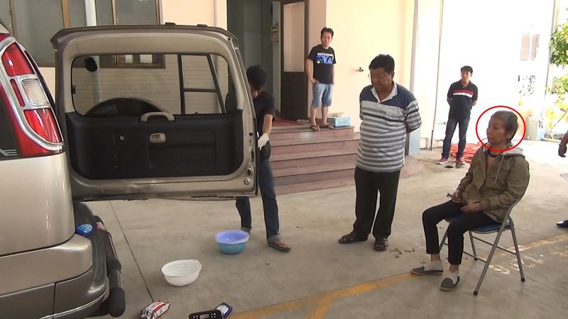 Vụ 2 xác người trong bê tông: Bên trong chiếc xe ô tô có gì? - Ảnh 5. Vụ 2 xác người trong bê tông: Bên trong chiếc xe ô tô có gì? - Ảnh 5.