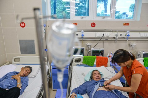 Bệnh nhân kêu gào trong phòng cấp cứu vì quá đau đầu ngày nắng nóng - Ảnh 6.