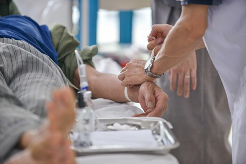 Bệnh nhân kêu gào trong phòng cấp cứu vì quá đau đầu ngày nắng nóng - Ảnh 8.
