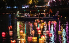Hơn 5.000 hoa đăng cầu an thả xuống kênh Nhiêu Lộc