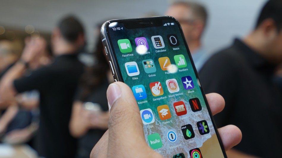 Từ thế khó của Apple trong cuộc chiến thương mại Mỹ-Trung, nhìn lại bài học của Samsung khi chuyển sang Việt Nam sản xuất - Ảnh 1.