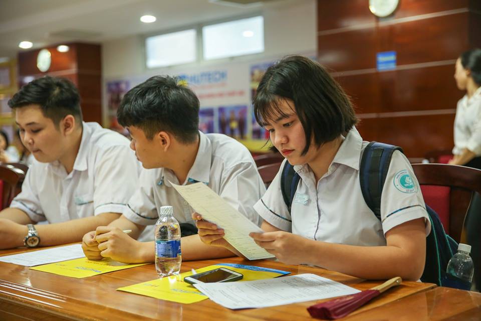 Hôm nay (2/5) học sinh TP HCM có thể điều chỉnh nguyện vọng thi vào lớp 10 - Ảnh 1. Hôm nay (2/5) học sinh TP HCM có thể điều chỉnh nguyện vọng thi vào lớp 10 - Ảnh 1.