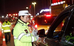 Trung Quốc: Uống rượu xong, ngồi trên xe dù không lái vẫn bị xử phạt như thường