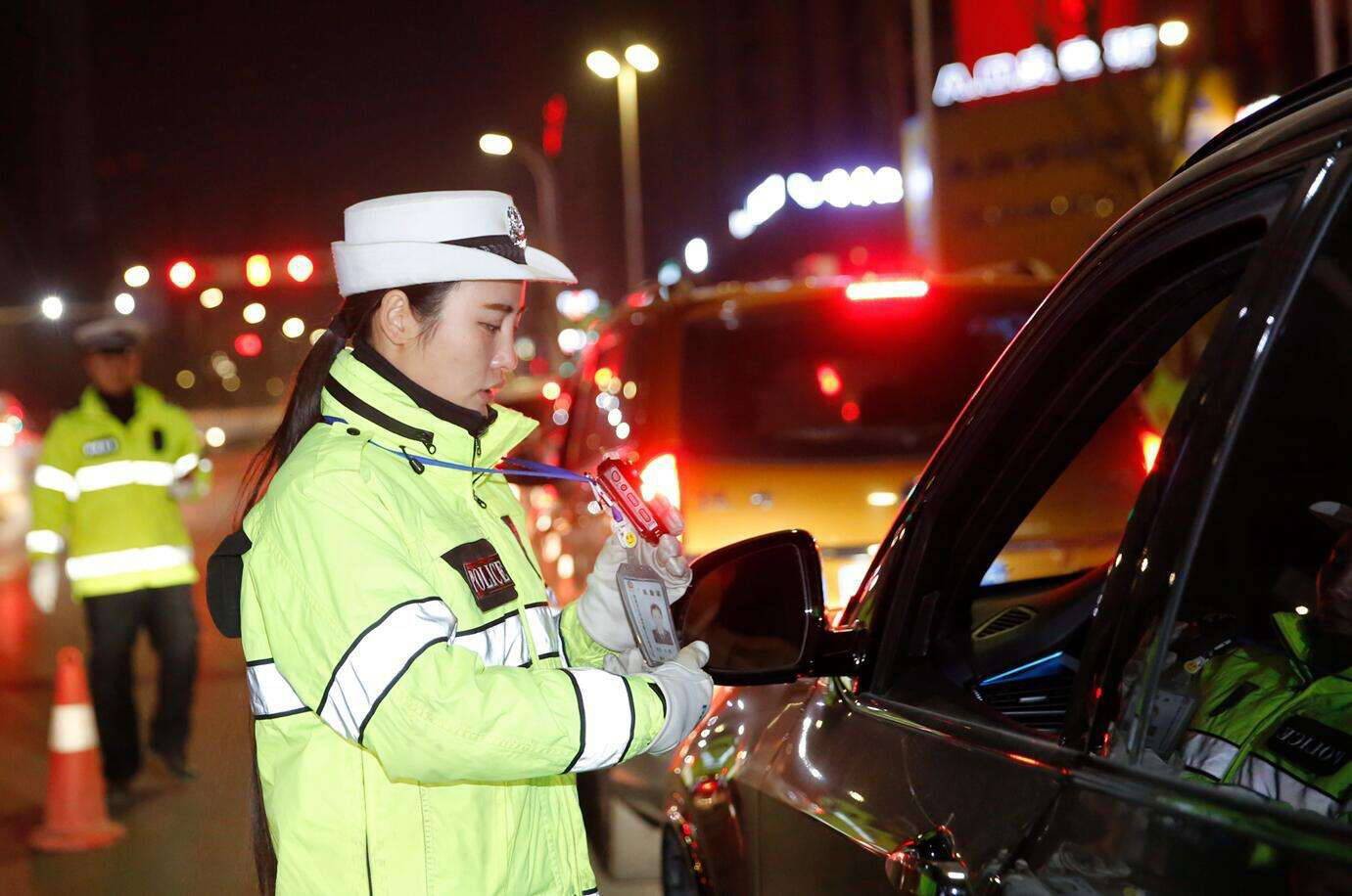 Trung Quốc: Uống rượu xong, ngồi trên xe dù không lái vẫn bị xử phạt như thường - Ảnh 1.