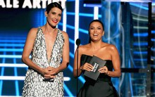 Nữ diễn viên 'Avengers' diện đầm xẻ ngực của Công Trí dự Billboard Music Awards 2019