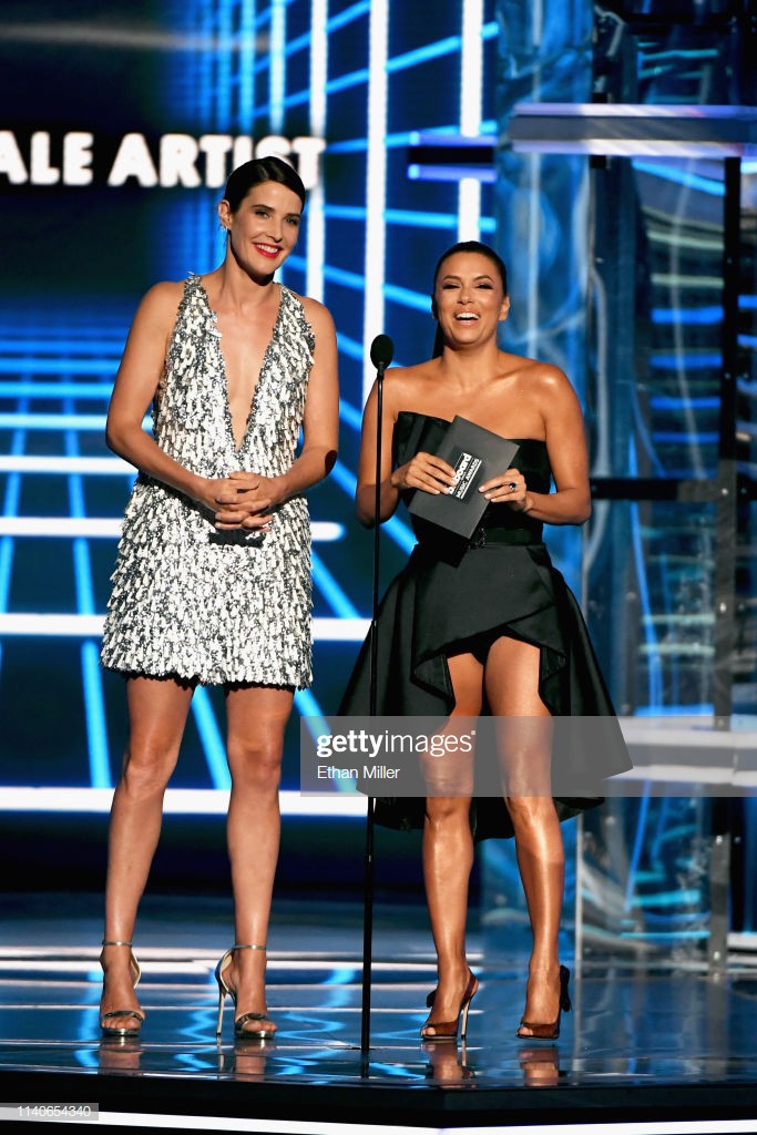 Nữ diễn viên Avengers diện đầm xẻ ngực của Công Trí dự Billboard Music Awards 2019 - Ảnh 2. Nữ diễn viên Avengers diện đầm xẻ ngực của Công Trí dự Billboard Music Awards 2019 - Ảnh 2.