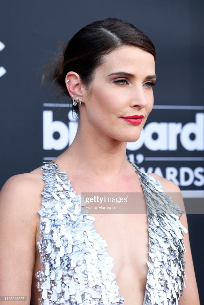 Nữ diễn viên Avengers diện đầm xẻ ngực của Công Trí dự Billboard Music Awards 2019 - Ảnh 3. Nữ diễn viên Avengers diện đầm xẻ ngực của Công Trí dự Billboard Music Awards 2019 - Ảnh 3.