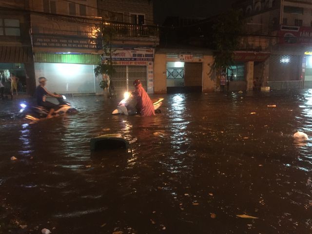 Người dân Biên Hòa bì bõm lội nước sau cơn mưa lớn đầu mùa - Ảnh 1. Người dân Biên Hòa bì bõm lội nước sau cơn mưa lớn đầu mùa - Ảnh 1.