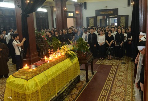 Xuân Bắc và nghệ sĩ nhà hát viếng đồng nghiệp vụ tai nạn hầm Kim Liên - Ảnh 10. Xuân Bắc và nghệ sĩ nhà hát viếng đồng nghiệp vụ tai nạn hầm Kim Liên - Ảnh 10.