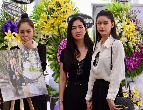 NSƯT Thành Lộc, Minh Hằng và đồng nghiệp nghẹn ngào viếng NS Lê Bình - Ảnh 11. NSƯT Thành Lộc, Minh Hằng và đồng nghiệp nghẹn ngào viếng NS Lê Bình - Ảnh 11.