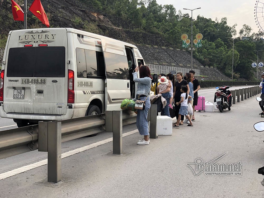 Tháo dải phân cách, xe khách ngang nhiên đón người trên cầu Bãi Cháy - Ảnh 2. Tháo dải phân cách, xe khách ngang nhiên đón người trên cầu Bãi Cháy - Ảnh 2.