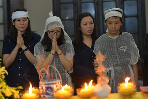 Xuân Bắc và nghệ sĩ nhà hát viếng đồng nghiệp vụ tai nạn hầm Kim Liên - Ảnh 2. Xuân Bắc và nghệ sĩ nhà hát viếng đồng nghiệp vụ tai nạn hầm Kim Liên - Ảnh 2.