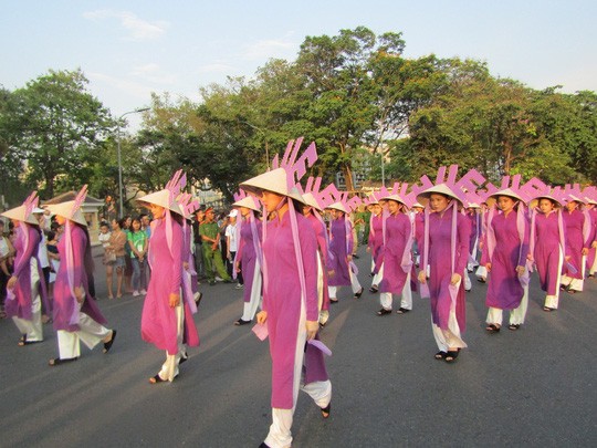 NTK Minh Hạnh: Nói nón Huế bị cắm sừng là xúc phạm Huế - Ảnh 2. NTK Minh Hạnh: Nói nón Huế bị cắm sừng là xúc phạm Huế - Ảnh 2.