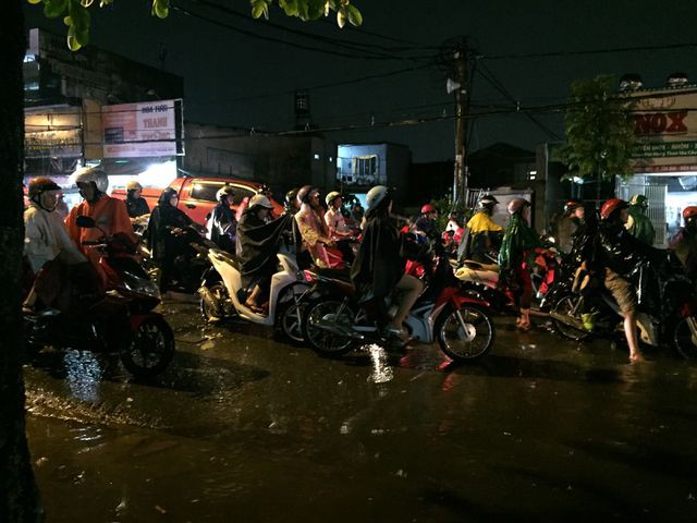 Người dân Biên Hòa bì bõm lội nước sau cơn mưa lớn đầu mùa - Ảnh 2. Người dân Biên Hòa bì bõm lội nước sau cơn mưa lớn đầu mùa - Ảnh 2.