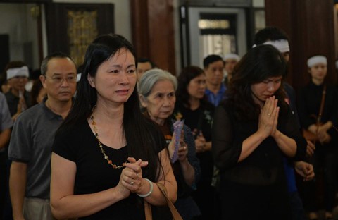 Xuân Bắc và nghệ sĩ nhà hát viếng đồng nghiệp vụ tai nạn hầm Kim Liên - Ảnh 3. Xuân Bắc và nghệ sĩ nhà hát viếng đồng nghiệp vụ tai nạn hầm Kim Liên - Ảnh 3.