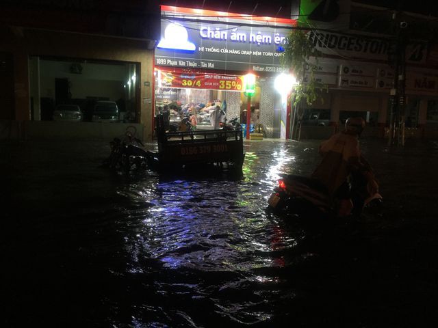 Người dân Biên Hòa bì bõm lội nước sau cơn mưa lớn đầu mùa - Ảnh 3. Người dân Biên Hòa bì bõm lội nước sau cơn mưa lớn đầu mùa - Ảnh 3.