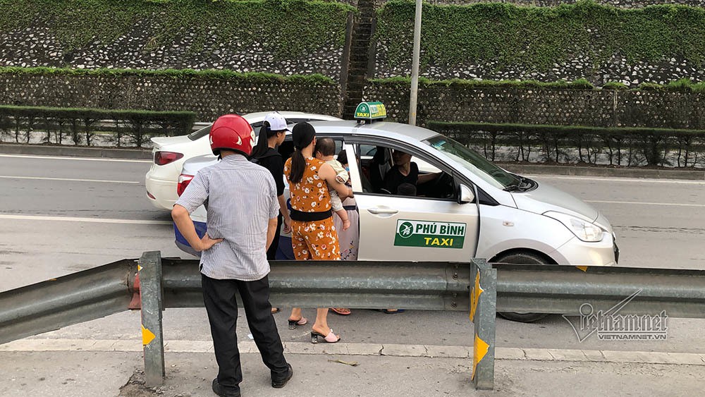 Tháo dải phân cách, xe khách ngang nhiên đón người trên cầu Bãi Cháy - Ảnh 4. Tháo dải phân cách, xe khách ngang nhiên đón người trên cầu Bãi Cháy - Ảnh 4.