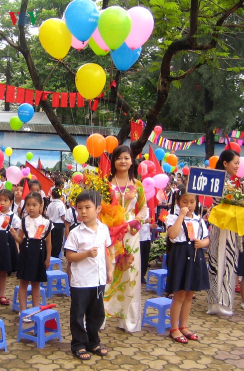 Tai nạn ở hầm Kim Liên: Nghẹn lòng khi học sinh hỏi Ai dạy chúng con - Ảnh 4. Tai nạn ở hầm Kim Liên: Nghẹn lòng khi học sinh hỏi Ai dạy chúng con - Ảnh 4.