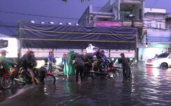 Người dân Biên Hòa bì bõm lội nước sau cơn mưa lớn đầu mùa
