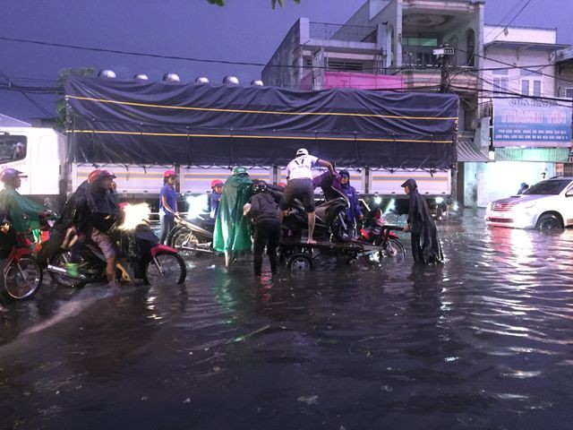 Người dân Biên Hòa bì bõm lội nước sau cơn mưa lớn đầu mùa - Ảnh 4. Người dân Biên Hòa bì bõm lội nước sau cơn mưa lớn đầu mùa - Ảnh 4.