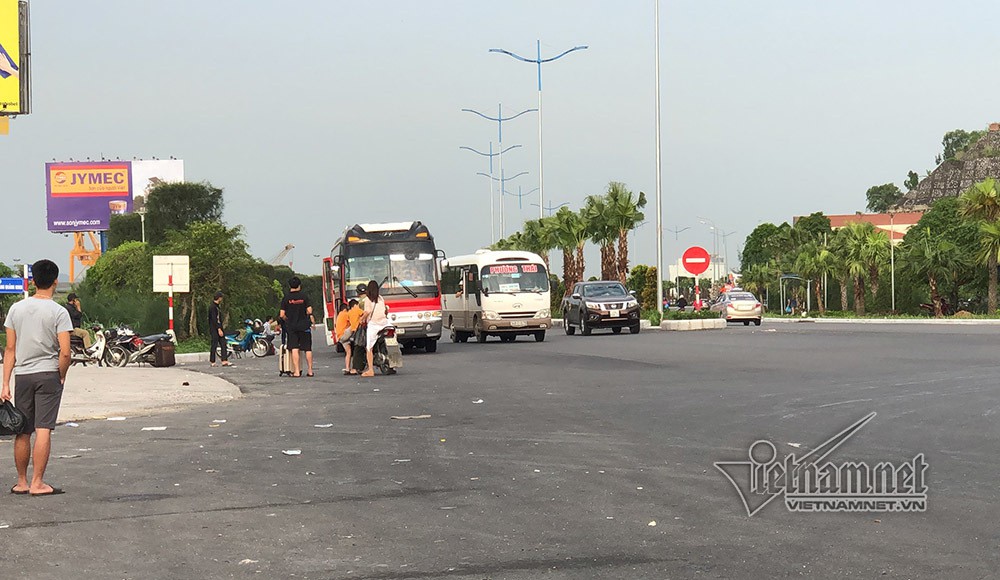 Tháo dải phân cách, xe khách ngang nhiên đón người trên cầu Bãi Cháy - Ảnh 5. Tháo dải phân cách, xe khách ngang nhiên đón người trên cầu Bãi Cháy - Ảnh 5.