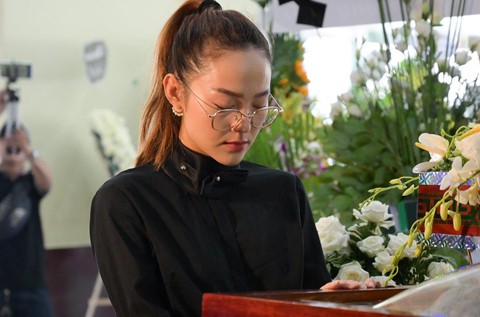 NSƯT Thành Lộc, Minh Hằng và đồng nghiệp nghẹn ngào viếng NS Lê Bình - Ảnh 5. NSƯT Thành Lộc, Minh Hằng và đồng nghiệp nghẹn ngào viếng NS Lê Bình - Ảnh 5.