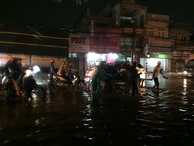 Người dân Biên Hòa bì bõm lội nước sau cơn mưa lớn đầu mùa - Ảnh 5. Người dân Biên Hòa bì bõm lội nước sau cơn mưa lớn đầu mùa - Ảnh 5.