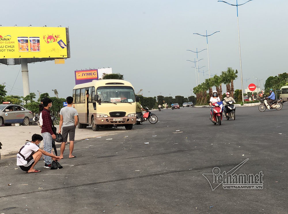 Tháo dải phân cách, xe khách ngang nhiên đón người trên cầu Bãi Cháy - Ảnh 6. Tháo dải phân cách, xe khách ngang nhiên đón người trên cầu Bãi Cháy - Ảnh 6.