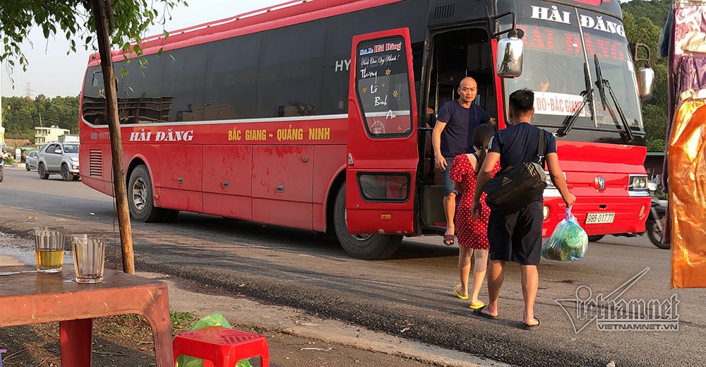Tháo dải phân cách, xe khách ngang nhiên đón người trên cầu Bãi Cháy - Ảnh 7. Tháo dải phân cách, xe khách ngang nhiên đón người trên cầu Bãi Cháy - Ảnh 7.