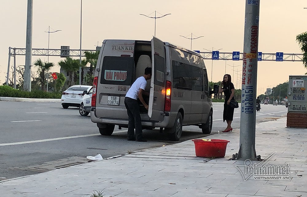 Tháo dải phân cách, xe khách ngang nhiên đón người trên cầu Bãi Cháy - Ảnh 8. Tháo dải phân cách, xe khách ngang nhiên đón người trên cầu Bãi Cháy - Ảnh 8.