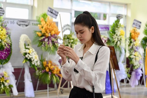 NSƯT Thành Lộc, Minh Hằng và đồng nghiệp nghẹn ngào viếng NS Lê Bình - Ảnh 9. NSƯT Thành Lộc, Minh Hằng và đồng nghiệp nghẹn ngào viếng NS Lê Bình - Ảnh 9.