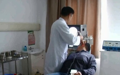 Ngứa không chịu nổi, người đàn ông tá hỏa phát hiện nhện giăng tơ trong tai mình